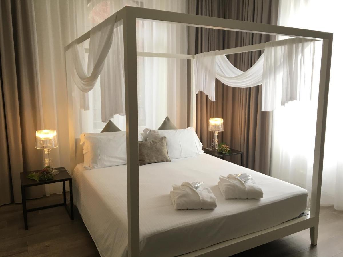 Deluxe Double Room with Balcony,947937241:JPEG